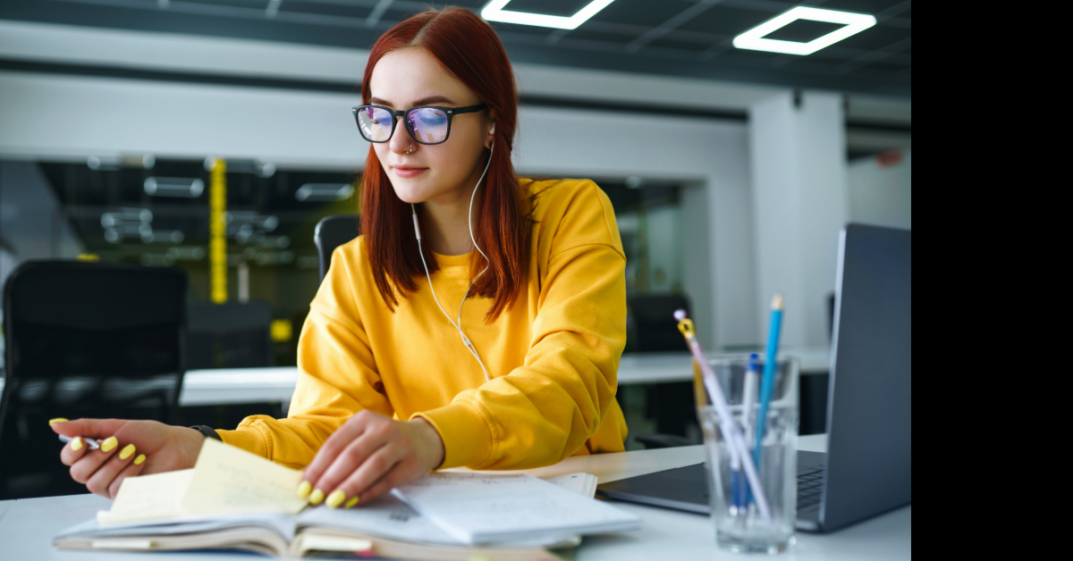 una mujer estudiando delante de un ordenador