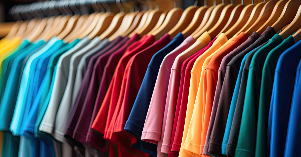 camisetas de diferentes colores colgadas en perchas