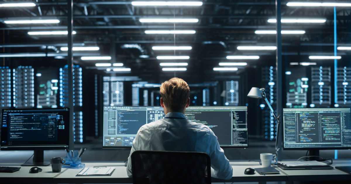 En la sala de control del sistema, el operador técnico se sienta y supervisa diversas actividades que se muestran en múltiples pantallas con gráficos. Concepto de responsabilidad sobre la seguridad de la información en la empresa.