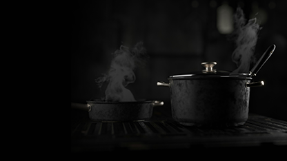 Utensilios de cocina negros encima de la estufa